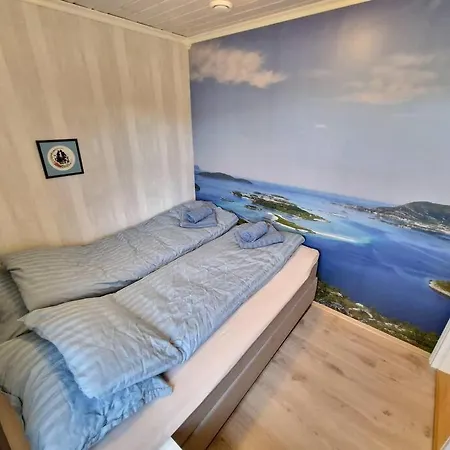 Feriehus Ved Havet På Brensholmen, Nær Sommarøy, *