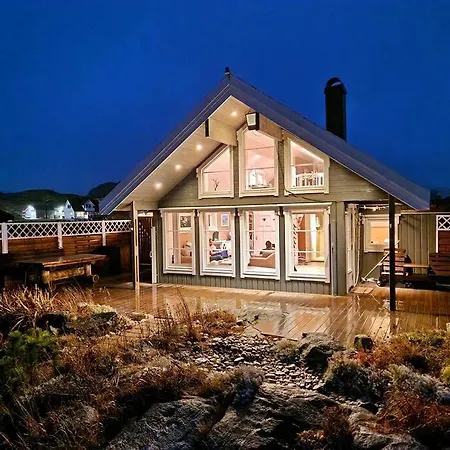 Feriehus Ved Havet På Brensholmen, Nær Sommarøy,