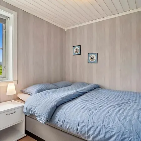 Feriehus Ved Havet På Brensholmen, Nær Sommarøy, *