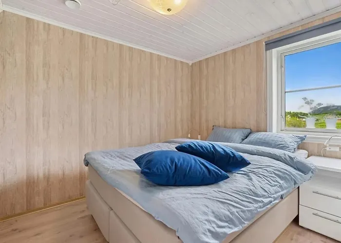 Ved Havet Pa Brensholmen, Naer Sommaroy,